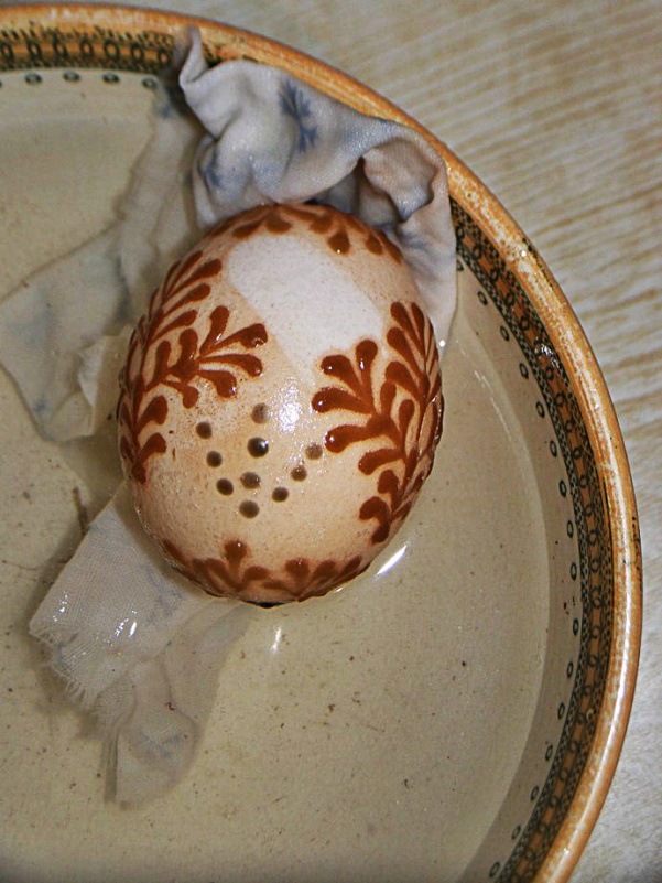 Витравлюємо писанку на коричневому яйці (майстер-клас відомої майстрині-писанкарки Ірини Михалевич)