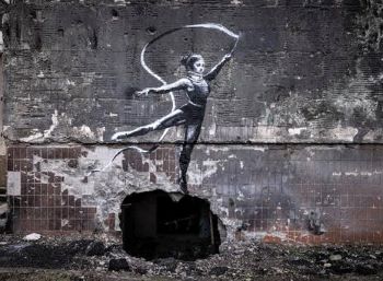 Ірпінь. Дівчинка зі стрічкою — графіті відомого британського художника Бенксі.
