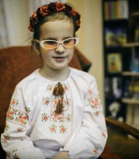 Оксана Аннич. Немає на світі поганих дітей. Виконує пісню творчий колектив Сузір'я. Фото Уляни Козової. 