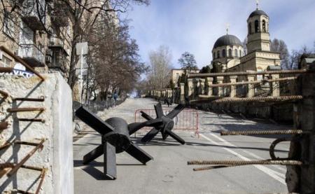 Barricades have been set up on roads in Kyiv using concrete blocks and tank traps from the city's museum — BBC News