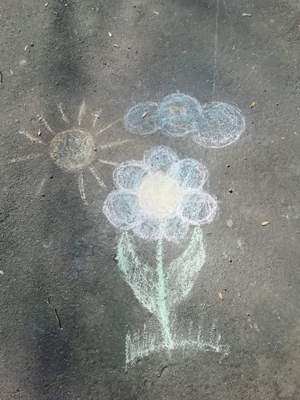 Марія Дем'янюк. Сьогодні натрапила на такий малюночок поблизу дитячого майданчика.  Не зовсім гарно видно, але там сонечко, хмаринка, квіточка  усміхаються.  Наші дітки зростатимуть у вільній Україні.