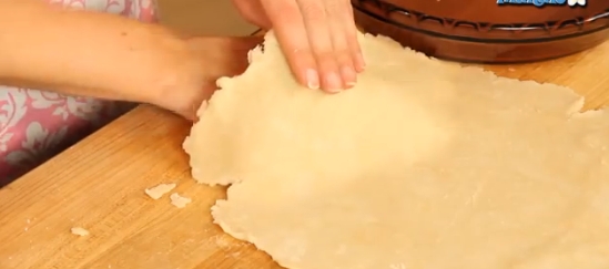 Розкачуємо тісто для американського яблучного пирога до 30 см в 

діаметрі