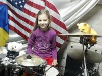 9-річна барабанщиця з Київщини Катя Кузякіна виконала рок-версію "Щедрика" Миколи Леонтовича, зображення, фото