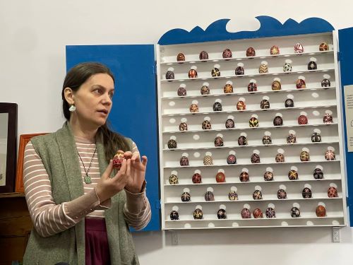 Блог майстрині-писанкарки Ірини Михалевич. Ірина Михалевич. Писанкова Кропивниччина. Ірина Михалевич під час презентації відтвореної збірки, колекція Володимира Ястребова.