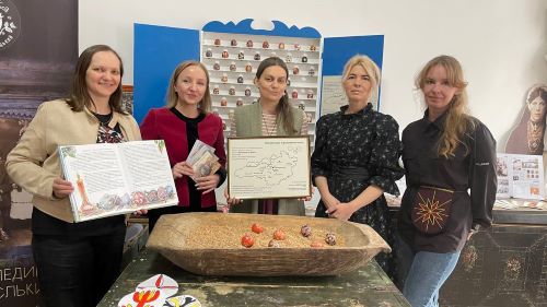 Блог майстрині-писанкарки Ірини Михалевич. Ірина Михалевич. Писанкова Кропивниччина. Ірина Михалевич і засновниці етно-експедиції Баба Єлька. 