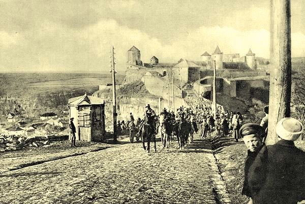 Австро-угорські війська входять до Кам'янця-Подільського після підписання Берестейського миру. 