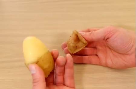 Порада для дівчат: як почистити картоплю дуже швидко