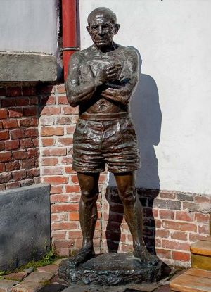 Пам’ятник Пікассо розташований біля нічного клубу Пікассо на вулиці Зеленій, 88. Пам’ятник встановлено 12 червня 2009 року, автор – скульптор Володимир Цісарик. Пабло в шортах вийшов покурити з майстерні.