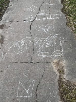 Дитячий малюнок крейдою на асфальті. Котик, Зайчик і сердечко. Світлина Марії Дем'янюк.