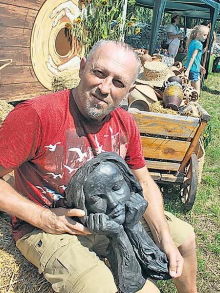 Іван Братко, майстер гончарного мистецтва, один з засновників чорнодимленоі кераміки, художник, скульптор, член НСМНМУ з 1994 року.