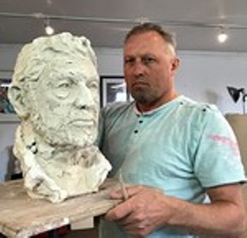 Іван Братко, майстер гончарного мистецтва, один з засновників чорнодимленоі кераміки, художник, скульптор, член НСМНМУ з 1994 року.