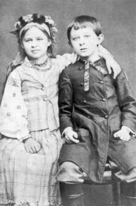 Світлина - Леся Українка з братом Михайлом, 1880-1881 рр.