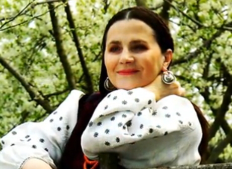 Ніна Матвієнко виконує пісню про маму Сива ластівка