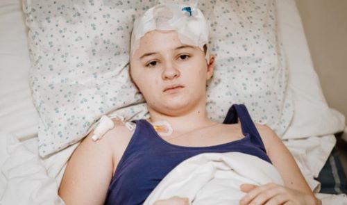 The girl has been living with a piece of shrapnel in her head for over 3 weeks: Ohmatdyt doctors has extracted the fragment of the shell from the 13-year-old who came under fire (Охматдит)