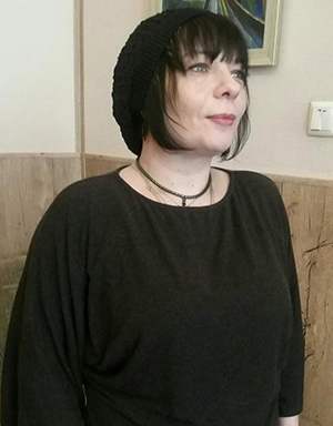 Ольга Лапушена – українська письменниця, поетеса, художниця. 