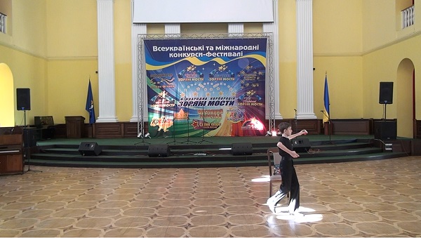 Сергій Вакарін. Космічний танець з кубиком Рубіка на Весняному зорепаді