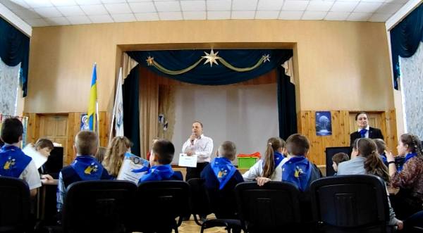 Сергій Вакарін, голова організації UkraineIS. День авіації та космонавтики у школі Корольова. Космічні діти вірять в Україну