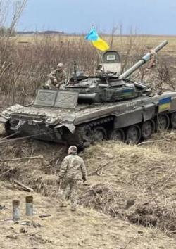 Ukrainian soldiers planted a Ukrainian flag on a captured Russian tank — BBC News