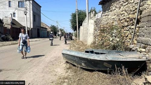 Ukraine war: Living without water in a town devastated by dam breach — BBC News. The damage caused to the Kakhovka dam earlier this month wiped out homes and left families without water.