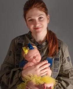 Ukrainian military medic Mariana Mamonova with her baby — BBC News.