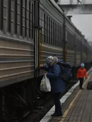 Ukraine civilians flee Kherson as Russian attacks intensify - BBC News. Authorities are encouraging residents to leave Kherson, which was liberated from Russian control in November.