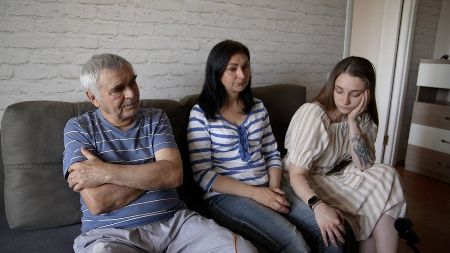 Mykola Polishuk with daughter Yuliya Zolotariov and granddaughter Anastasiya — BBC News.