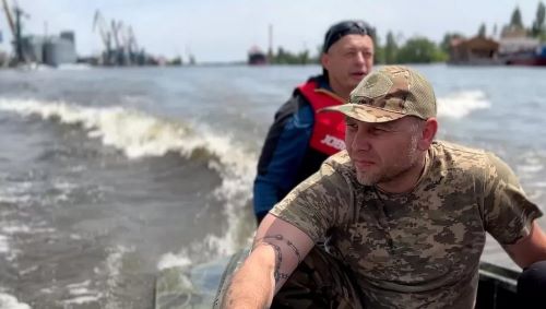 Ukraine war. Kakhovka dam: The friends who escaped Russian occupation in Kherson floods. Viktor has been helping to evacuate people – BBC News.