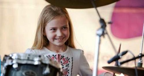 Катя Кузякіна, 9-річна барабанщиця з Київщини, виконала рок-версію Щедрика Миколи Леонтовича
