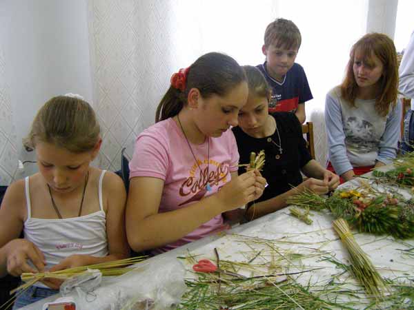 Діти на заняттях гуртка соломоплетіння Тетяни Савчук